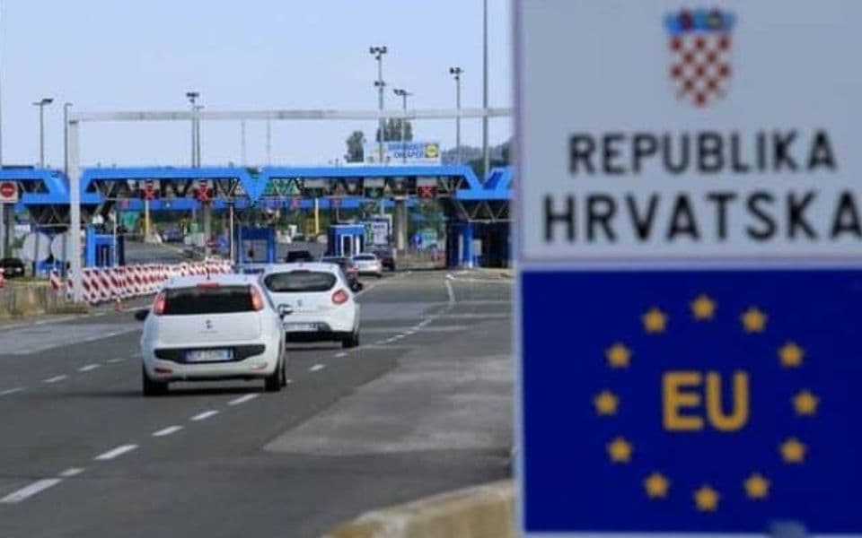 Velike kolone iz Hrvatske na granici prema Crnoj Gori, čeka se i preko 10 sati