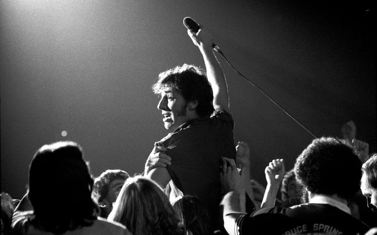 Springsteen dancing in the dark. Культовые рок фото. bruce springsteen the river ii - 1981. иконы рока. bruce springsteen dancing in the dark.