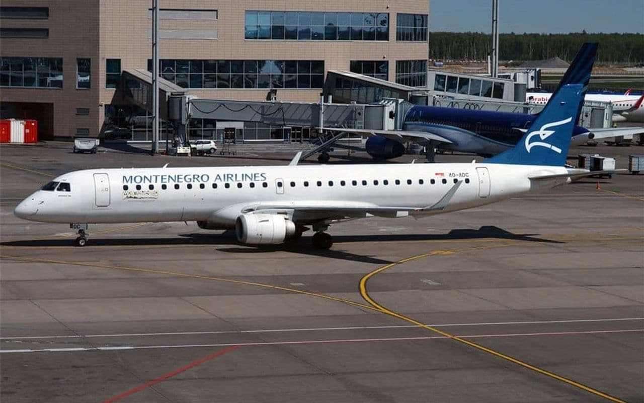 Air montenegro регистрация. Эмбраер 195. Самолет Embraer 195. Embraer 195 Montenegro Airlines. Embraer 195 Air Montenegro.