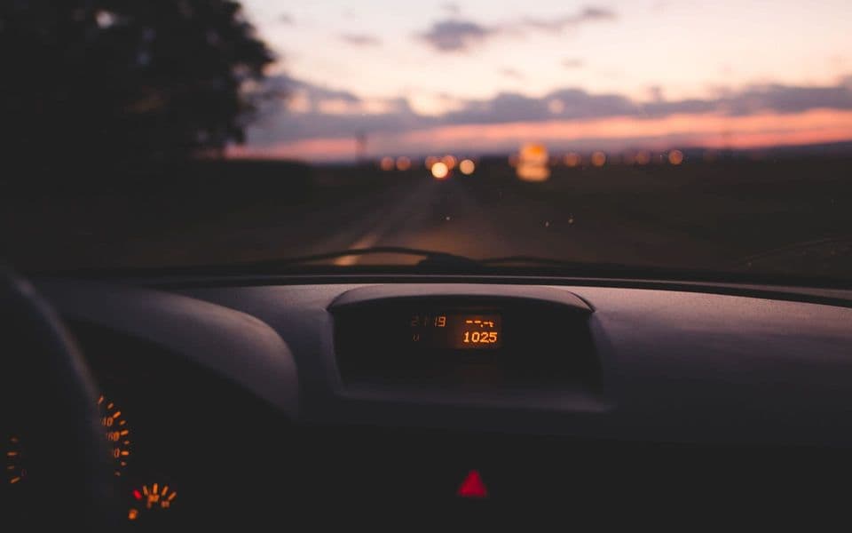 Kažnjen 2.000 eura jer je preticao kolonu od 15 vozila pod dejstvom alkohola, bez vozačke dozvole