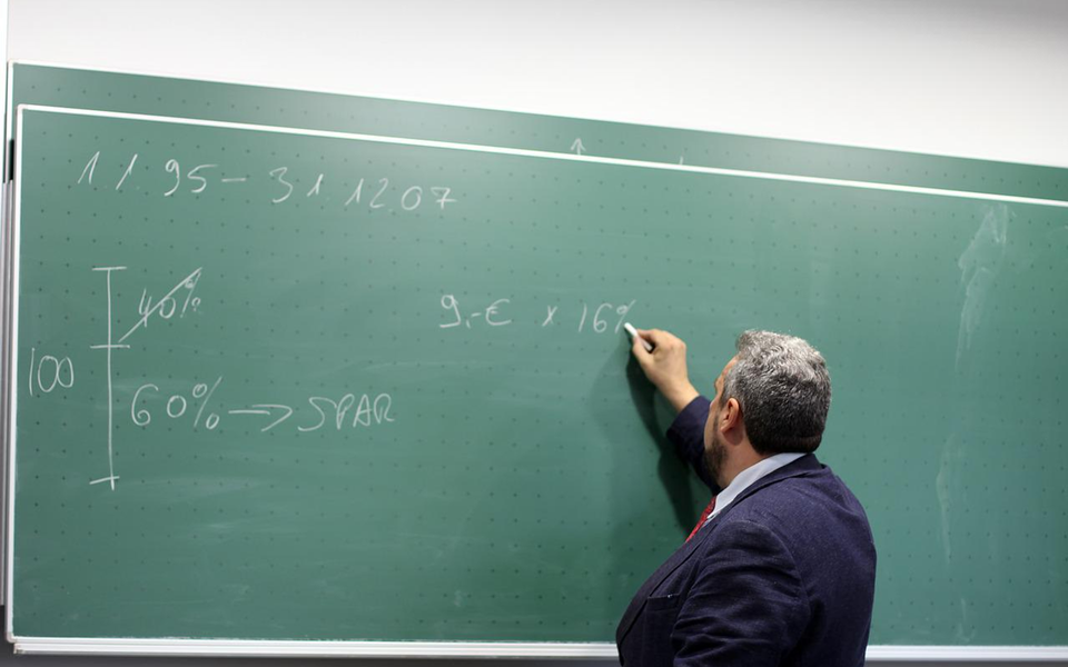 Traže nastavnike matematike, hemije, fizike – plata od 800 i više eura