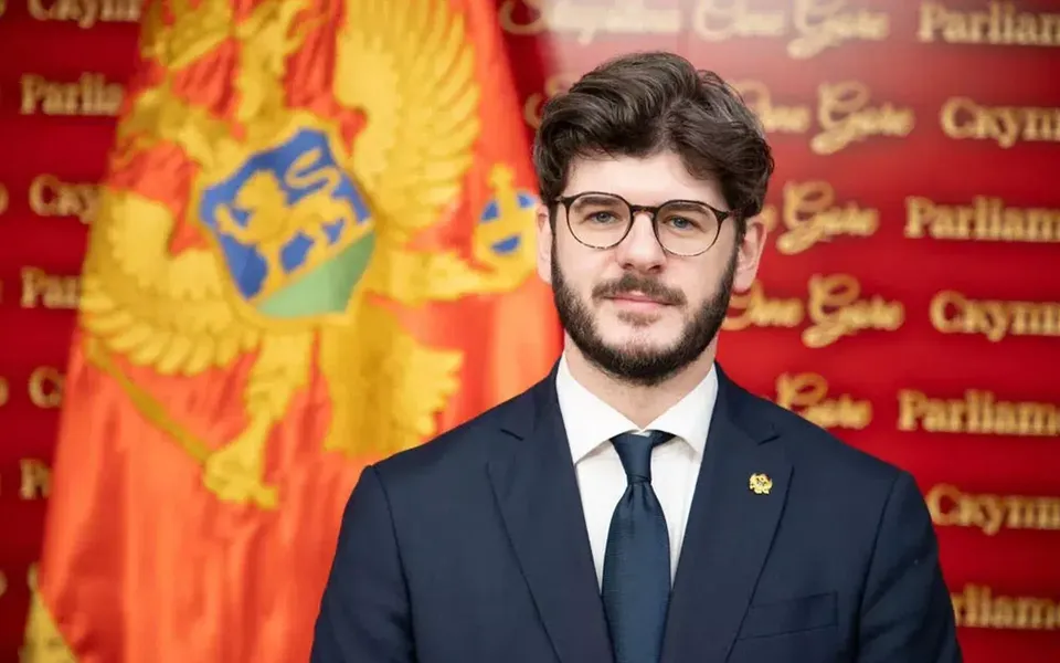 Čarapić ljut zbog ,,zakulisnih dogovora Mandića i opozicije"