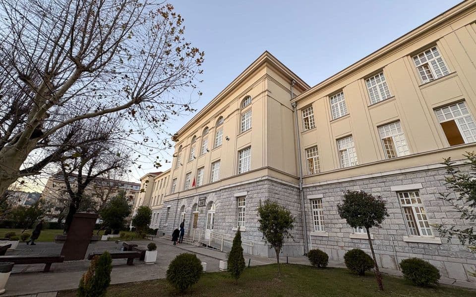 Profesor Kankaraš nije prekinuo pismeni zbog dojave o bombi, direktor Pejović ga prijavio policiji
