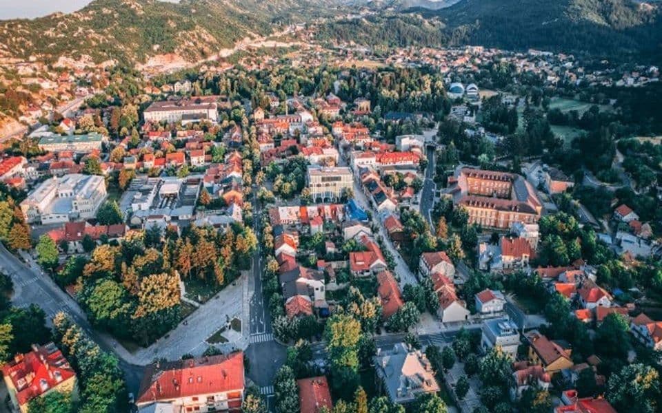 Cetinjanin udario majku otvorenom šakom u prisustvu službenica Centra za socijalni rad