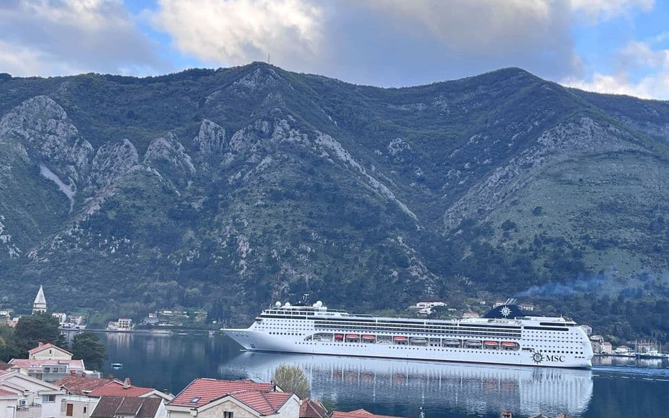 U kotorsku luku uplovila dva kruzera sa 3.177 putnika
