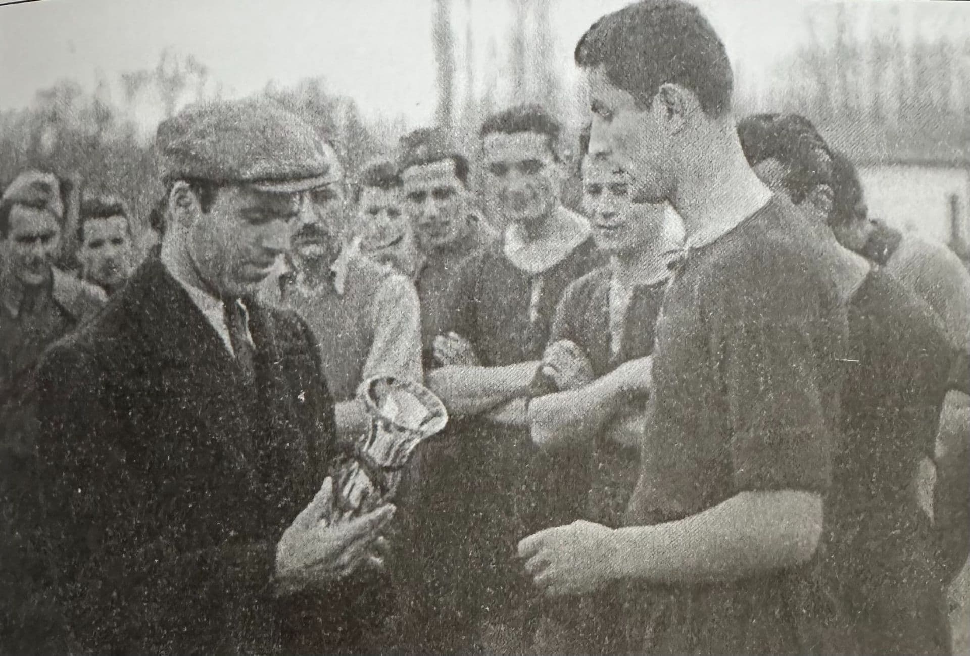 1747770888 branko nilevic kao kapiten buducnosti prima pehar za prvaka crne gore 1946 godine