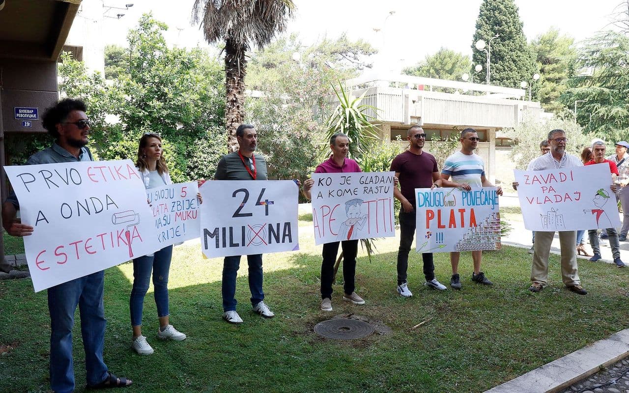Sindikat zaposlenih RTCG održao protest, Raonić pozvao na detektor laži