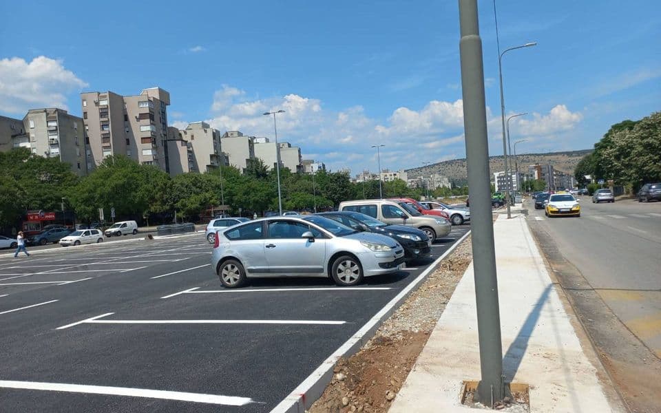 Stubove za rasvjetu ostavili nasred trotoara