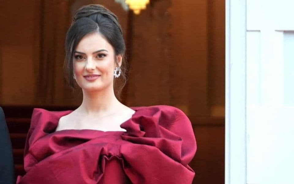 Bordo elegancija prve dame s porukom liderstva