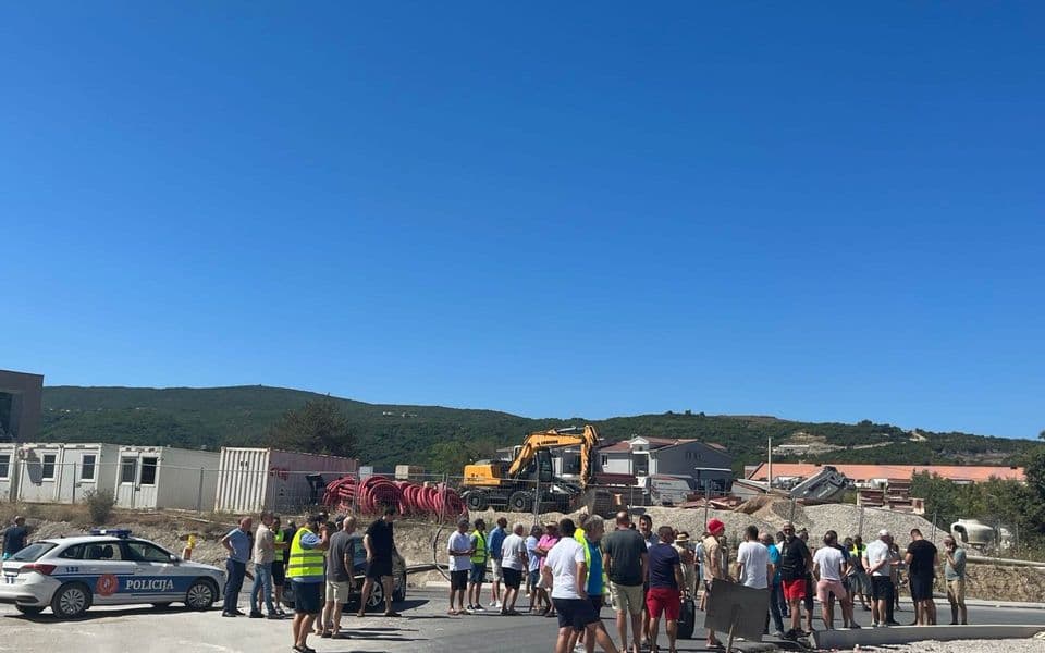 Održali polučasovni protest na putu Tivat-Jaz, mještani se protive radu kamenoloma “Lješevići-Gajevi”