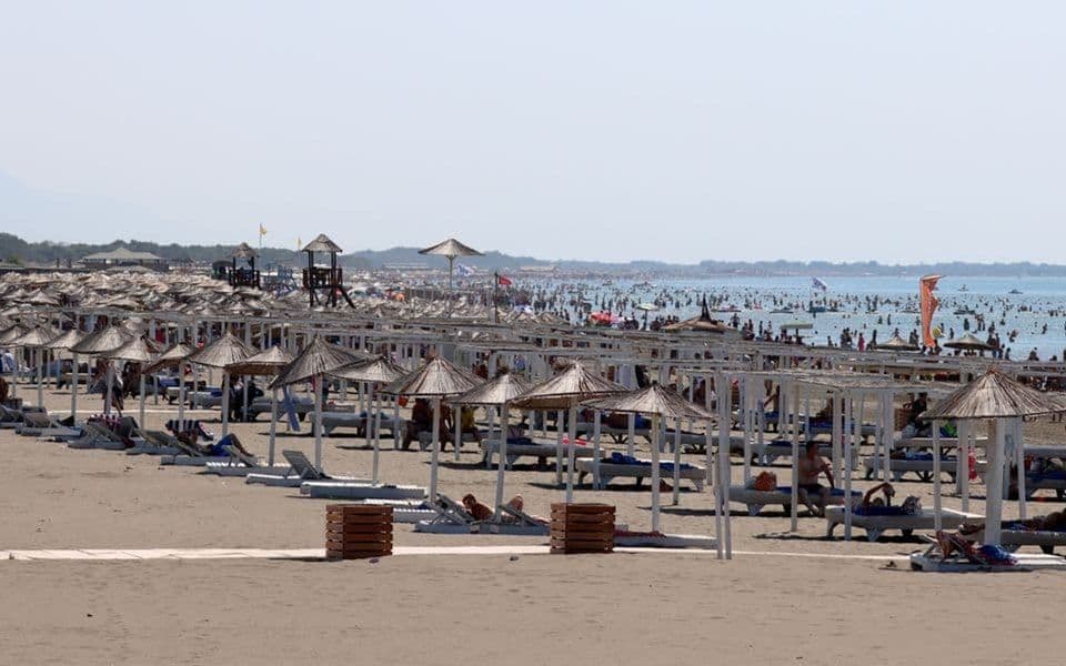 Tuča na Maloj plaži u Ulcinju: Jedna osoba teško povrijeđena, uhapšeno devetorica