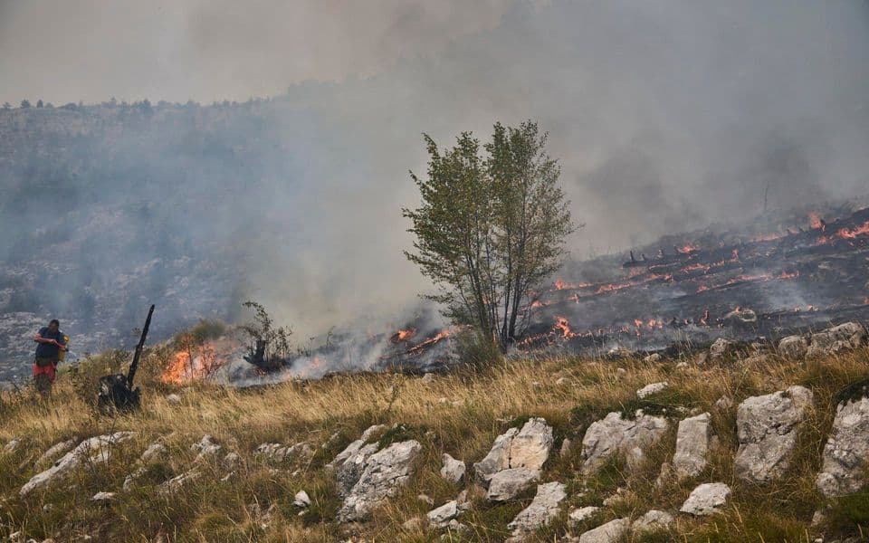 Helikopter gasi požar u Lješanskoj nahiji