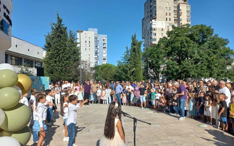 FOTO/VIDEO: Počela nova školska godina, prvaci dočekani u osnovnim i srednjim školama