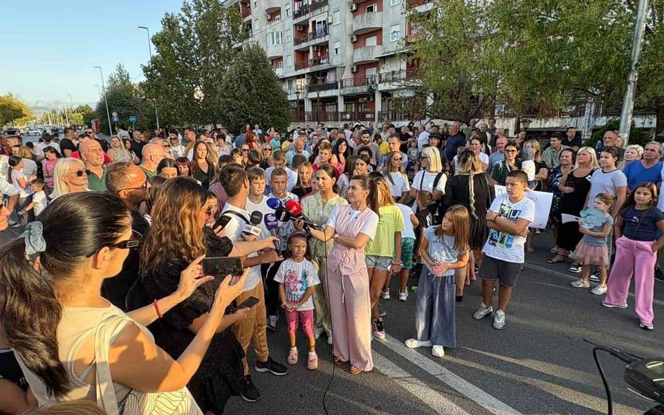 (FOTO) Građani Zabjela: Nećemo dozvoliti gradnju bilo kakvih zgrada na mjestu parka