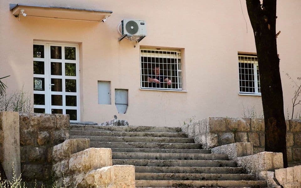 Radnik kojeg terete da je puštao pritvorenika brani se sa slobode