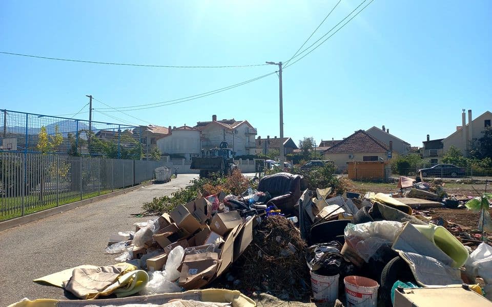 Divljoj deponiji nije mjesto uz igralište i kuće