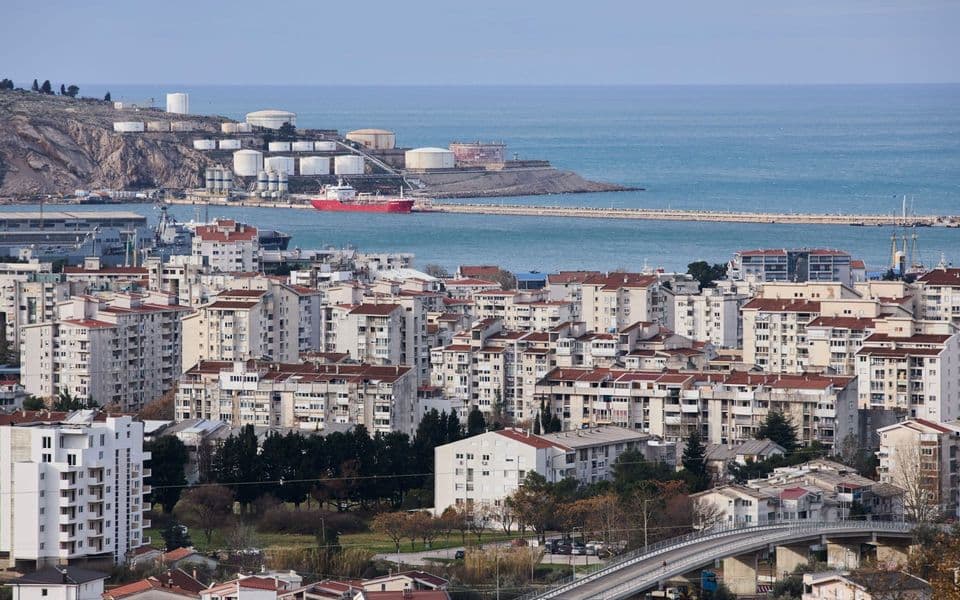 Bar: U kapuljači sa šrafcigerom obio suvenirnicu i ukrao 1.000 eura i nakit