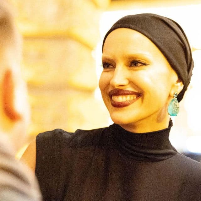Izbijeljene obrve su i dalje u trendu: Irina Šajk u Pragu plijenila pažnju promjenom imidža