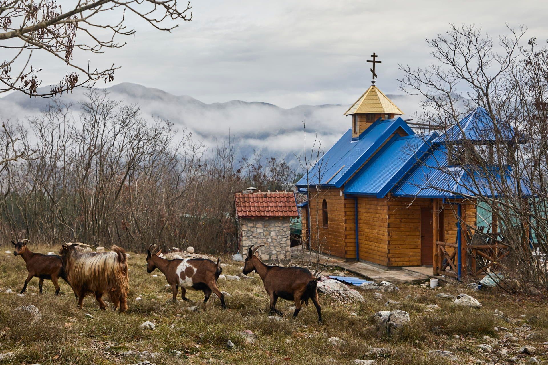 Nema obuke vojnika u Krivošijama, ali SPC gospodari