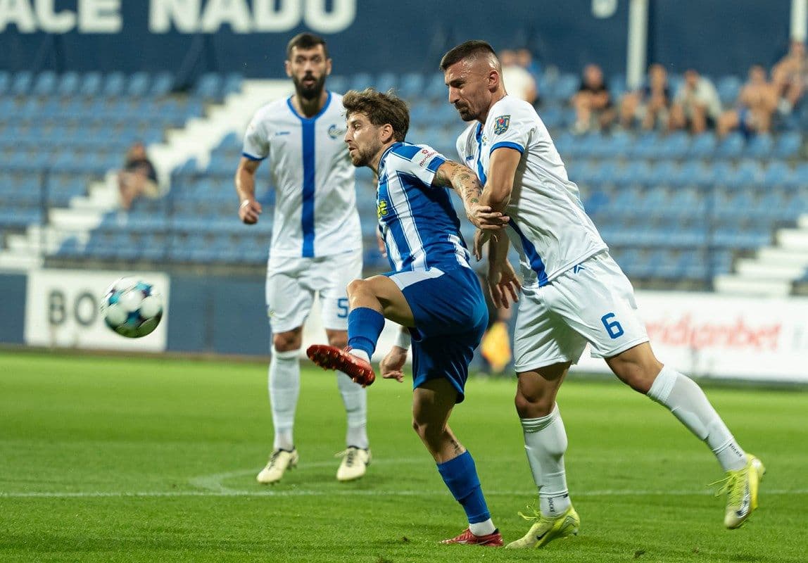 Derbi obojen u „plavo“