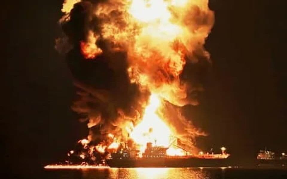 Tankeri u plamenu, svijet strahuje od rasta cijena nafte