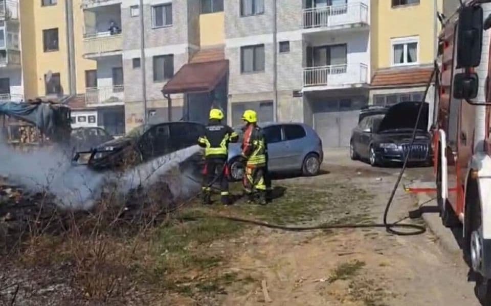 Tri automobila oštećena u požaru u Bijelom Polju