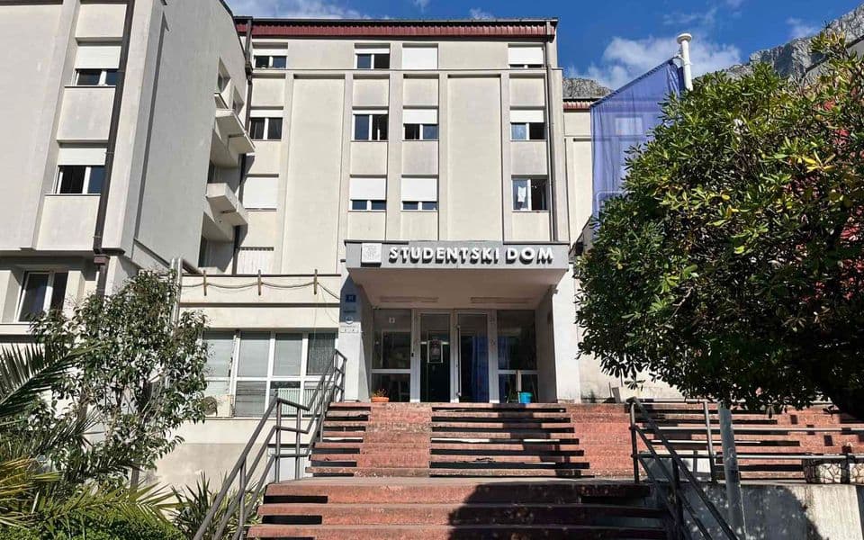 Mladić pao sa četvrtog sprata studentskog doma u Kotoru, životno ugrožen