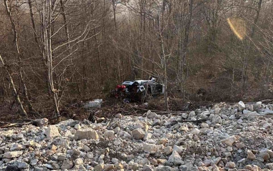 Nikšić: Vozilo sletjelo u provaliju, teže povrijeđene tri osobe