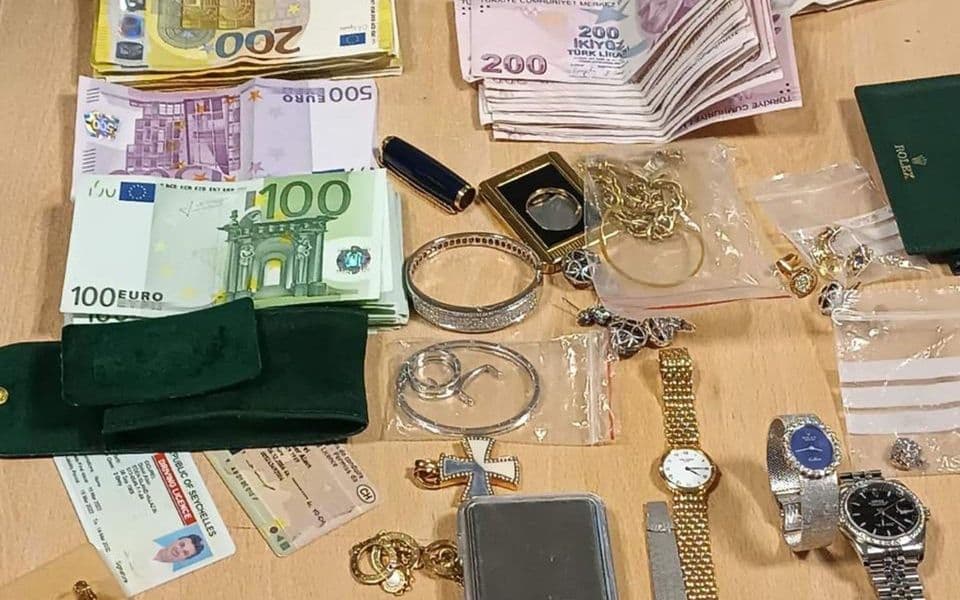 Satovi, zlato, skupe cigare i keš u koferu: Švajcarac pokušao unijeti robu vrijednu 100 hiljada eura