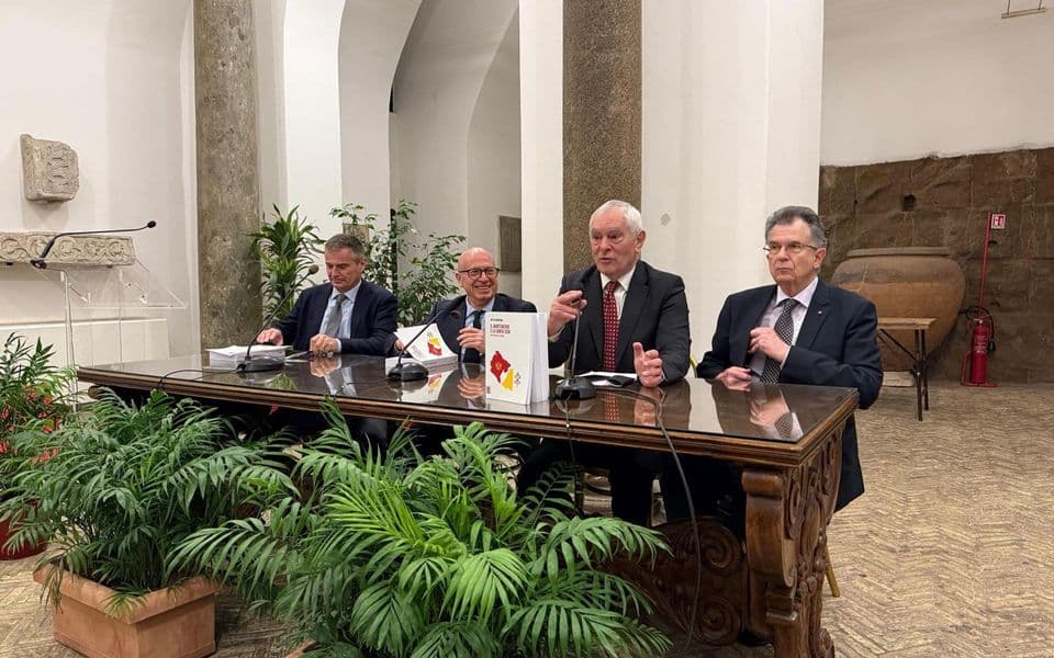 Vjersku i diplomatsku istoriju povezao sa kulturnom i političkom