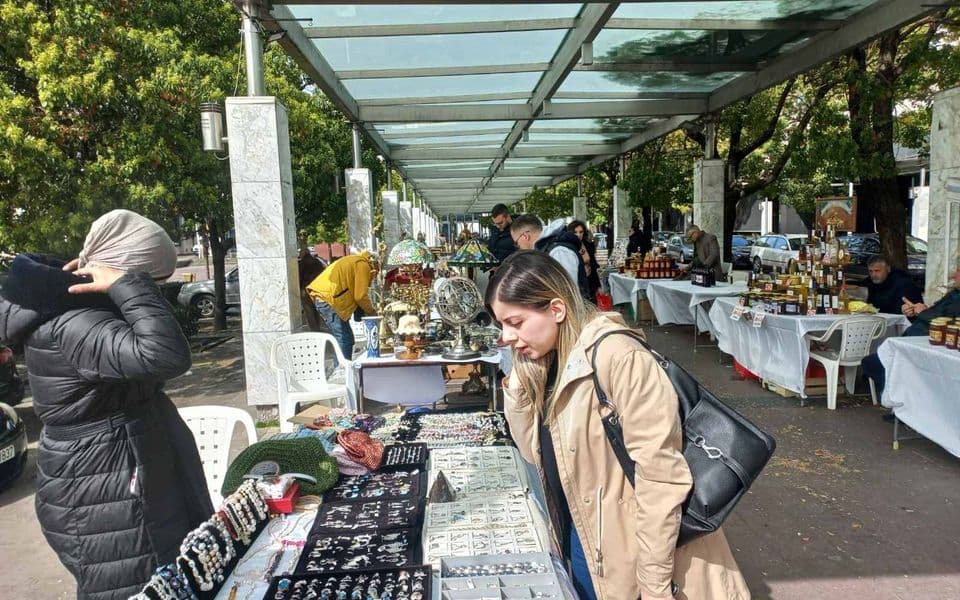Med i zdravu hranu najviše kupuju penzioneri, a žene ne žale pare za bisernu ogrlicu ili torbicu