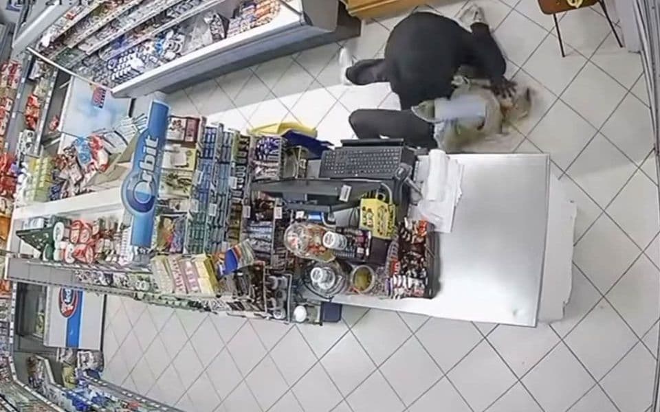 (VIDEO) Mostar: Prodavačica rukama zaustavila pljačkaša s puškom