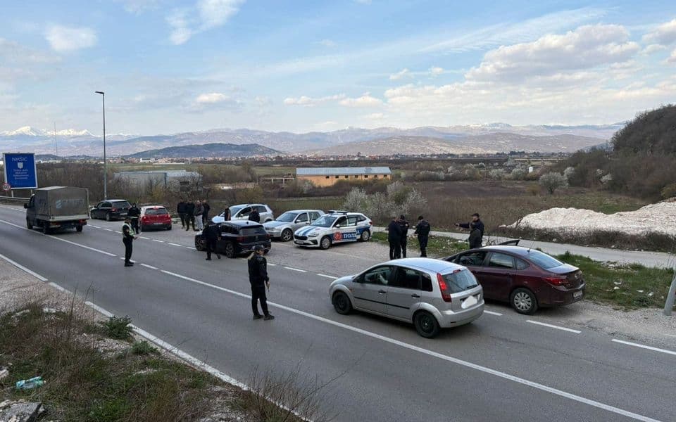 (FOTO) Nikšić: Policija privela 16 navijača pred turnir, oduzete baklje, petarde i palice