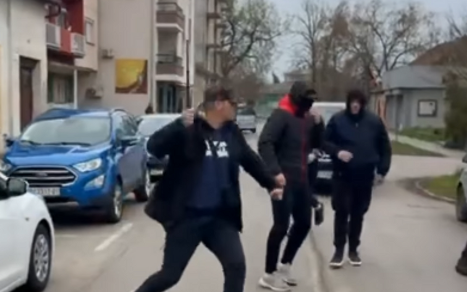 (VIDEO) Izborni dan u Kuli: Jednoj osobi povrijeđena glava, a drugoj ruka tokom masovne tuče maskiranih muškaraca i građana