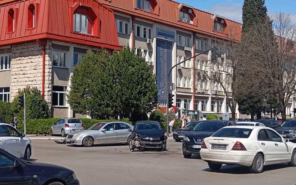 (FOTO) Saobraćajna nezgoda ispred Ekonomskog fakulteta u Podgorici