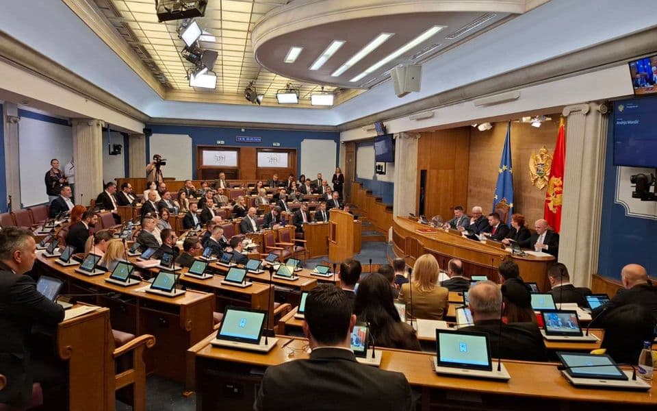 Ni ministri ni poslanici ne smiju biti zaštićeni imunitetom od krivičnog gonjenja