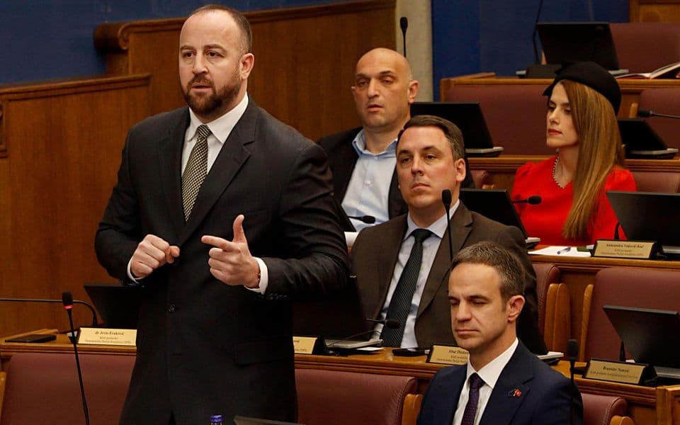 Opozicija kritikuje tromost Vlade : 