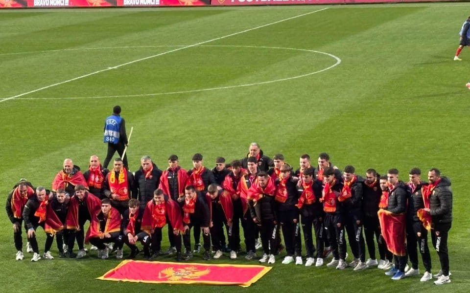 (VIDEO) Kadetska reprezentacija pozdravljena aplauzom na poluvremenu utakmice Crna Gora - Slovenija