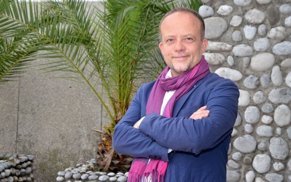 Humani, ali bez institucija