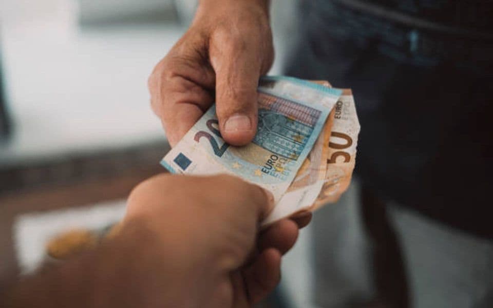 Uhapšen policajac u Nikšiću: Terete ga da je dao 50.000 eura na kamatu, pa uzeo imovinu vrijednu 160.000