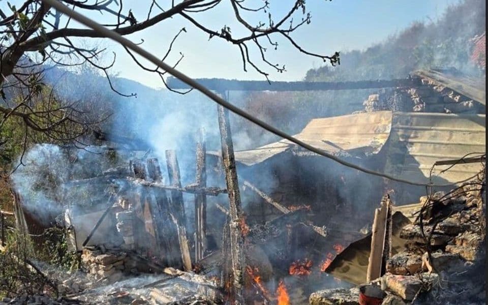 UP: Zapalio objekat u Tivtu pomoću ubrzivača požara, pa smješten u bolnicu