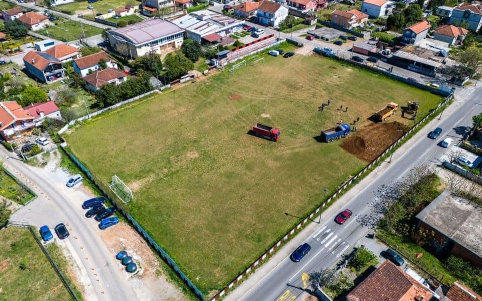 Konačno započela (pre)dugo obećavana rekonstrukcija stadiona FK Crvena Stijena u Tološima