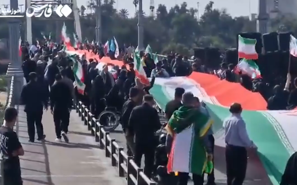 Pogledajte kako Iranci formiraju „živi štit“ na mostovima usljed Trampovih prijetnji