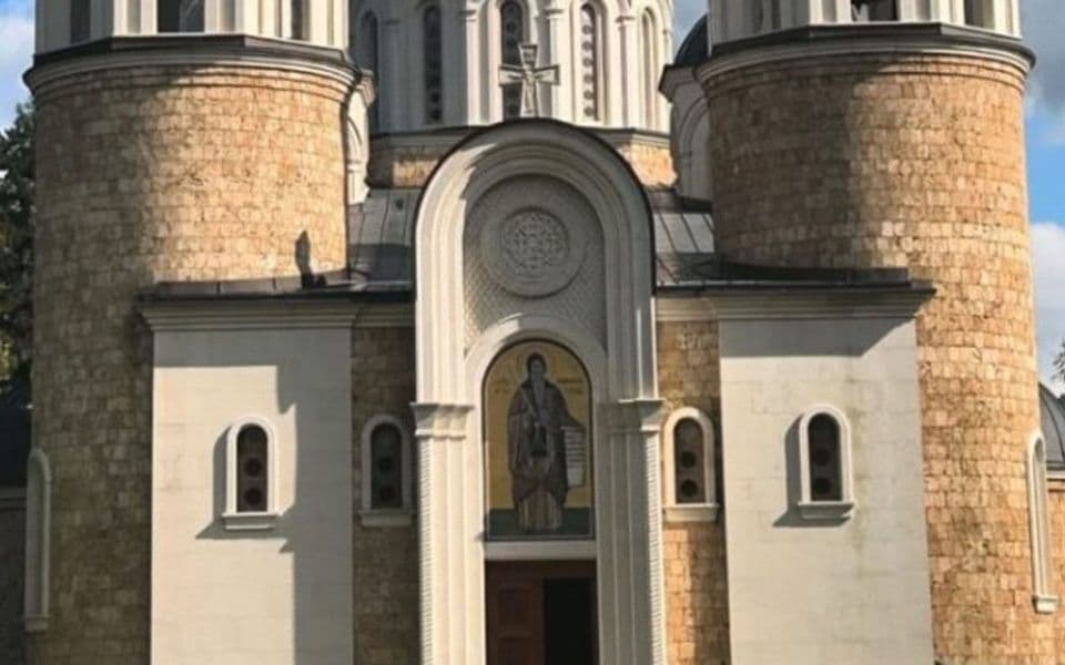 Incidenti ispred Hrama u Beranama: Sveštenicima izbušene gume, izgrebana vozila, polomljena rampa…