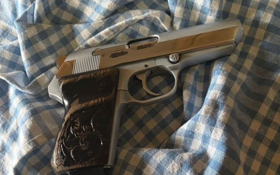 Uhapšen pripadnik OKG: Pronađen pištolj obrušenog fabričkog broja i 300 grama kokaina