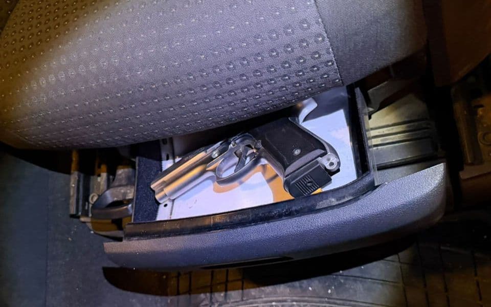 Plav: Uhapšeni zbog droge, zatečeni u vozilu sa startnim pištoljem