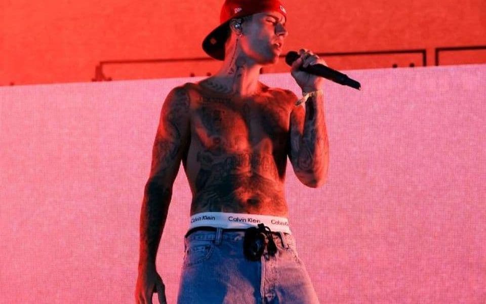 Biber na Koačeli podijelio publiku: Nastup u dukserici i s laptopom naišao na oštre kritike