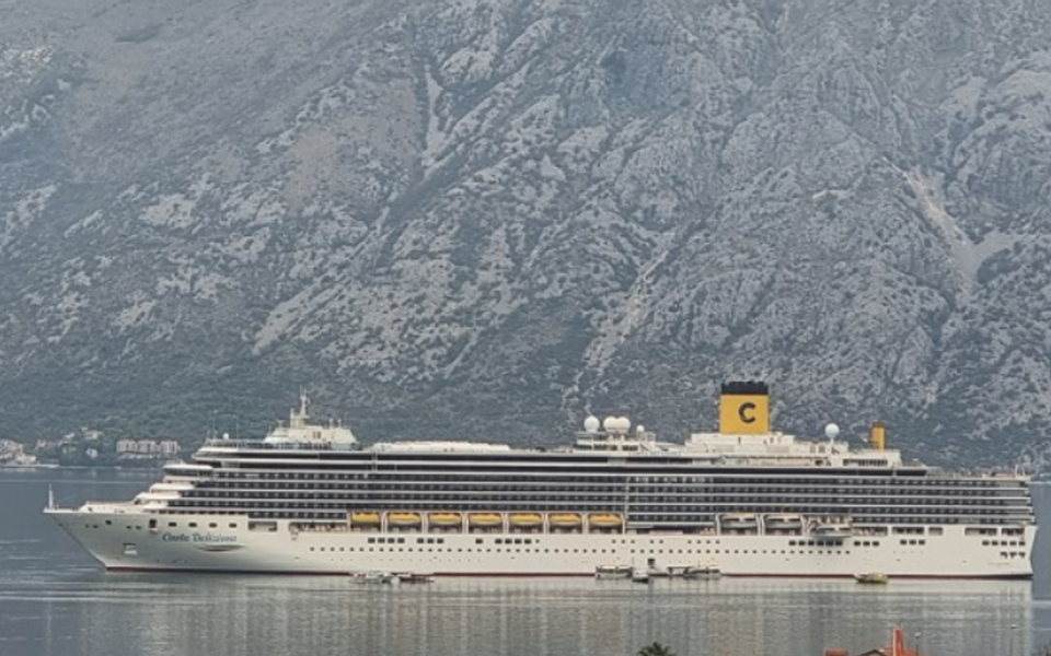 U Kotor uplovila dva kruzera