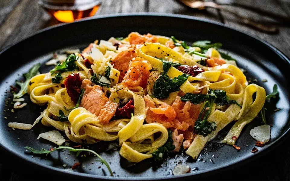 Pripremite najukusniji ručak: Spoj lososa, sušenog paradajza i spanaća