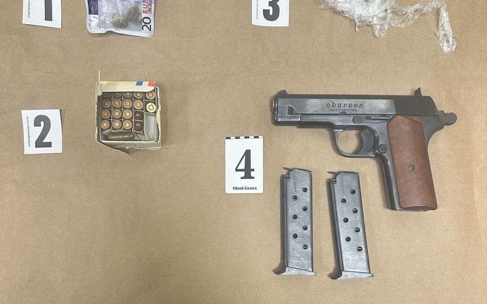 Kod djevojke (26) u Herceg Novom policija pronašla drogu, pištolj, municiju...